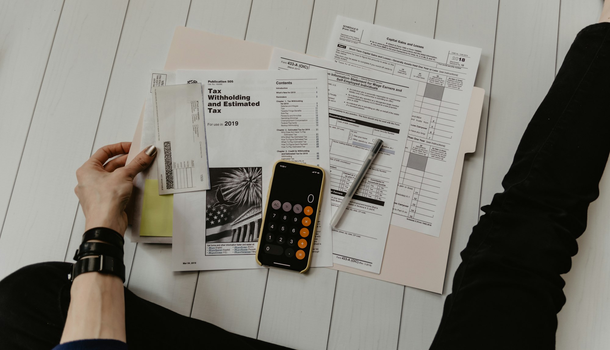 Masa üstünde finansal belgeler ve hesap makinesi